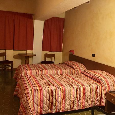 Hotel Sarre Екстер'єр фото
