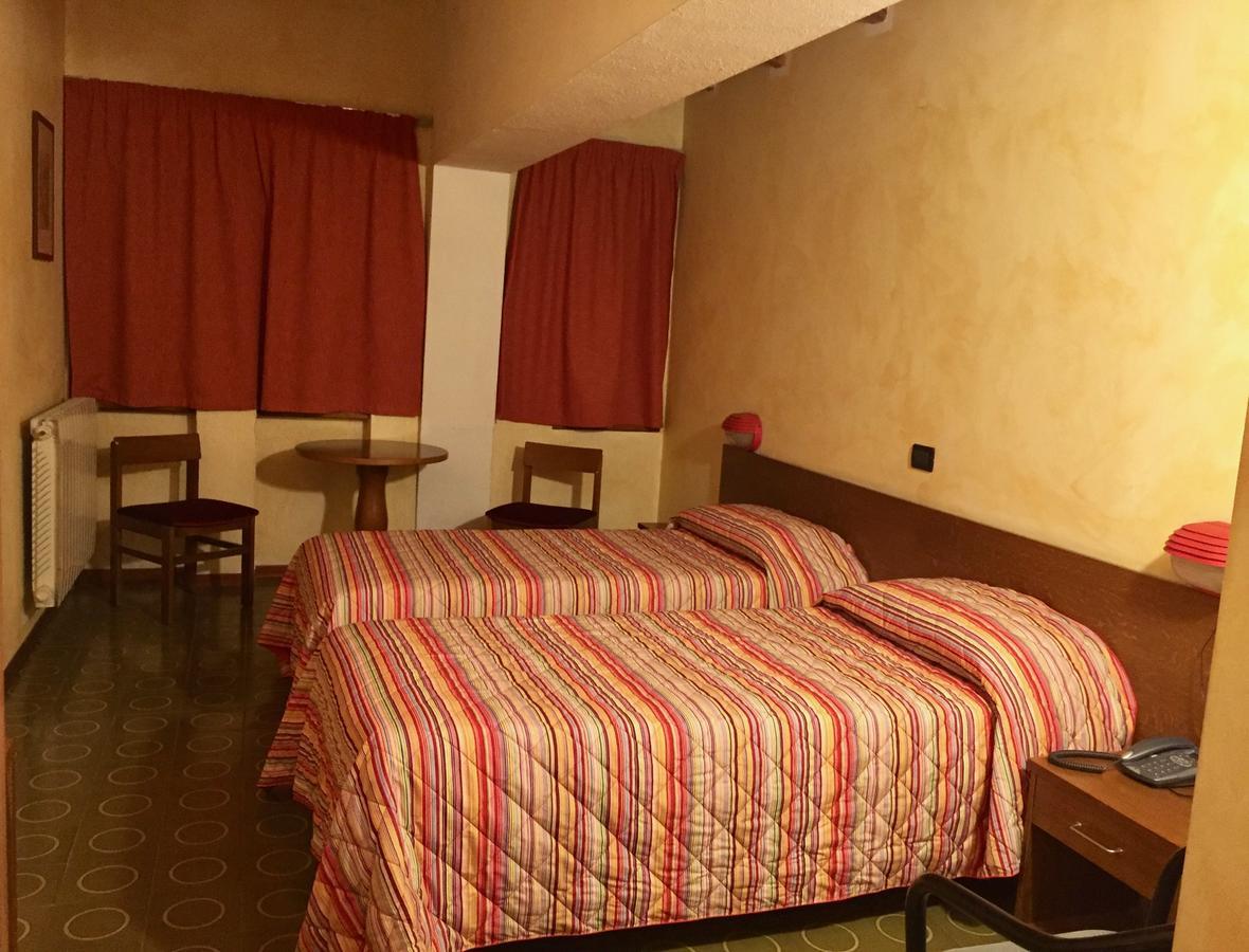 Hotel Sarre Екстер'єр фото