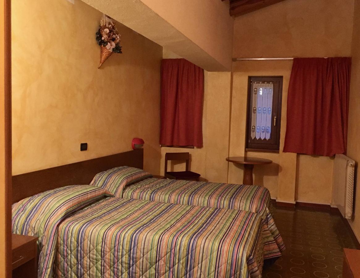 Hotel Sarre Екстер'єр фото