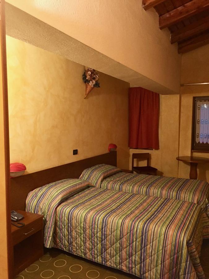Hotel Sarre Екстер'єр фото
