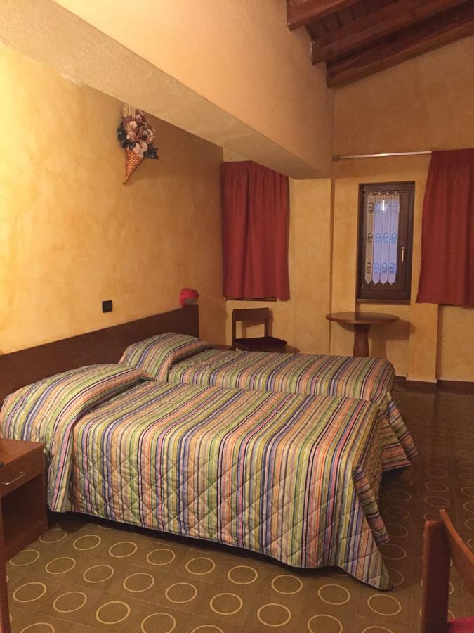 Hotel Sarre Екстер'єр фото